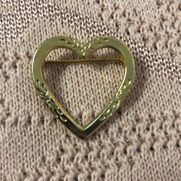 Vintage 1950s Gold Tone Heart Brooch with Leaf Edging - Picture 1 of 4